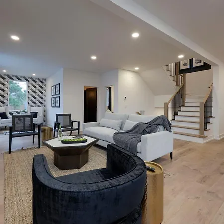 Skyline Luxury - Rooftop Deck- King Suites-garage Holiday home