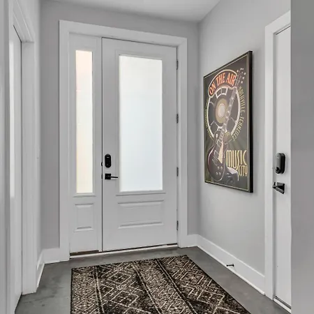 Spacious Close To Belmont Rooftop Holiday home *