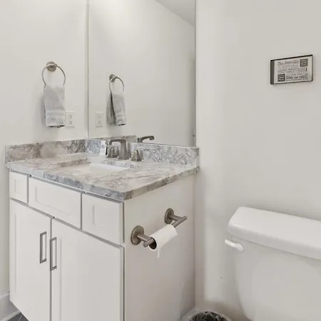 Gorgeous Home-2 Miles To Lower Broadway Holiday home Nashville