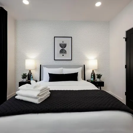 Skyline Luxury - Rooftop Deck- King Suites-garage Holiday home *