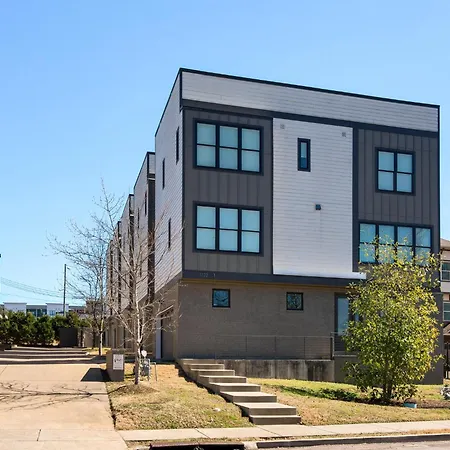 Spacious Close To Belmont Rooftop Holiday home