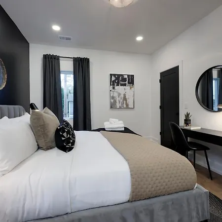 Holiday home Skyline Luxury - Rooftop Deck- King Suites-garage