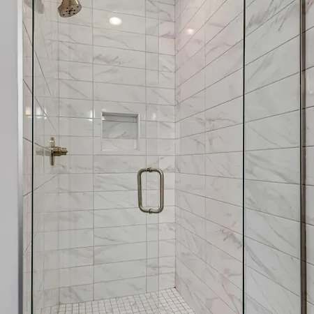 Holiday home Spacious Close To Belmont Rooftop *