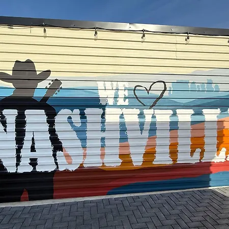 Honky Tonk Hangout - Minutes To Downtown - Rooftop Holiday home *