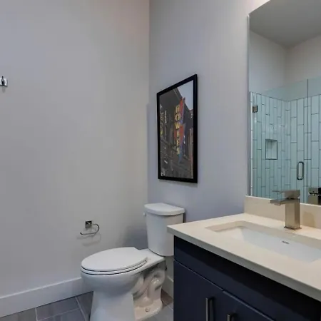 Sleeps 42 7 Modern Midtown W Gym, Pool, Walkable To Shops & Eats Holiday home