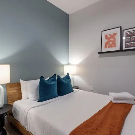 Holiday home Sleeps 42 7 Modern Midtown W Gym, Pool, Walkable To Shops & Eats
