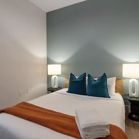Sleeps 42 7 Modern Midtown W Gym, Pool, Walkable To Shops & Eats *