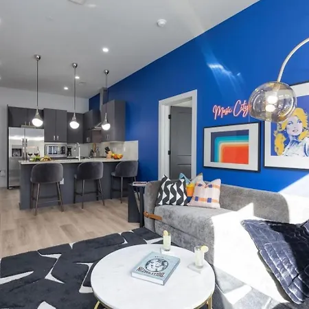 Sleeps 42 7 Modern Midtown W Gym, Pool, Walkable To Shops & Eats *
