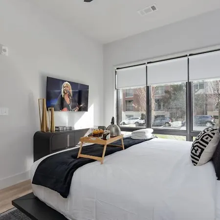 Sleeps 42 7 Modern Midtown W Gym, Pool, Walkable To Shops & Eats * Nashville