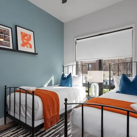 Sleeps 42 7 Modern Midtown W Gym, Pool, Walkable To Shops & Eats Holiday home