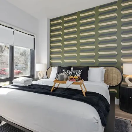 Sleeps 42 7 Modern Midtown W Gym, Pool, Walkable To Shops & Eats Holiday home *