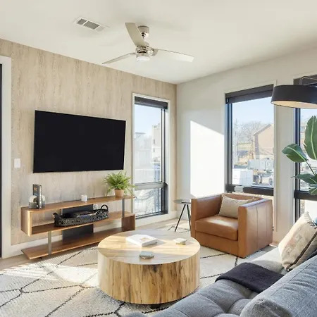 Sleeps 42 7 Modern Midtown W Gym, Pool, Walkable To Shops & Eats Holiday home Nashville