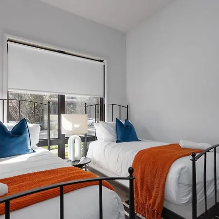 Holiday home Sleeps 42 7 Modern Midtown W Gym, Pool, Walkable To Shops & Eats