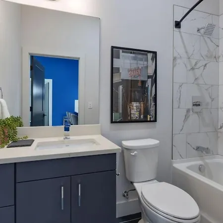 Sleeps 42 7 Modern Midtown W Gym, Pool, Walkable To Shops & Eats
