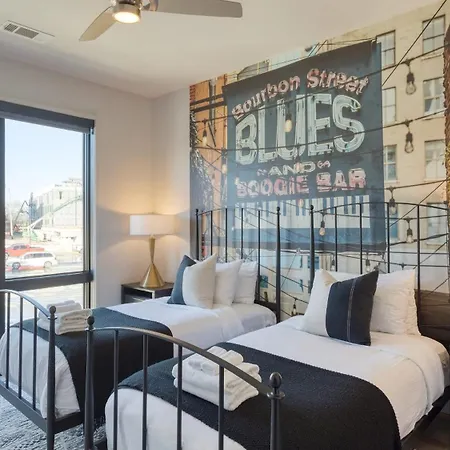 Holiday home Sleeps 42 7 Modern Midtown W Gym, Pool, Walkable To Shops & Eats *