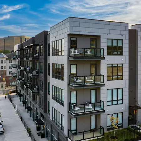 Sleeps 42 7 Modern Midtown W Gym, Pool, Walkable To Shops & Eats Holiday home *
