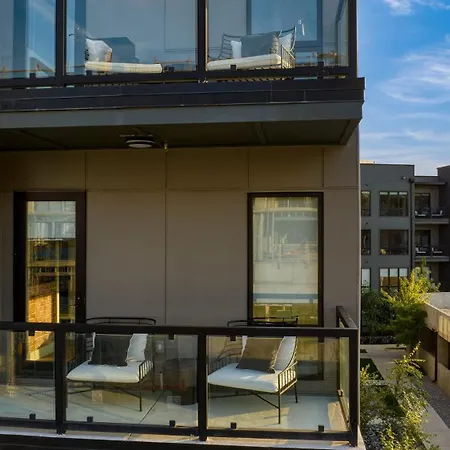 Sleeps 42 7 Modern Midtown W Gym, Pool, Walkable To Shops & Eats *