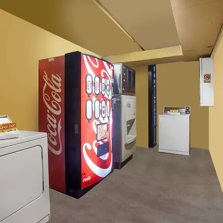 Super 8 By Wyndham West Hotel