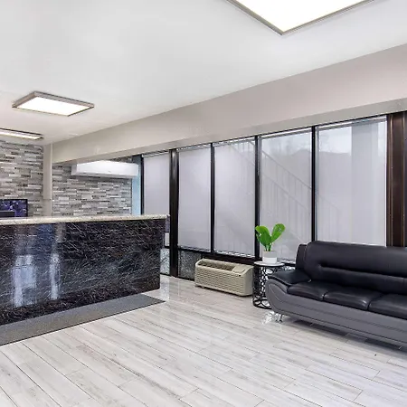 Hotel Super 8 By Wyndham West