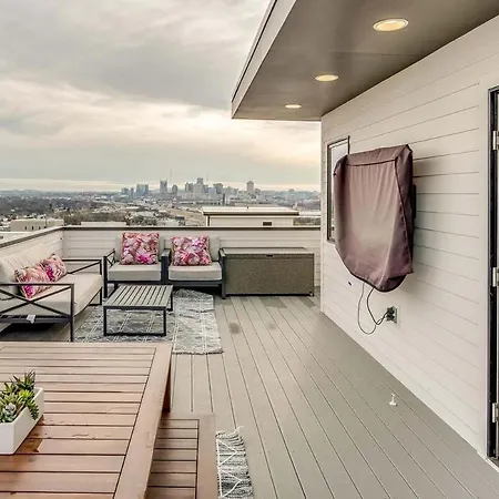 Stunning Skyline Manor - Rooftop Views Villa