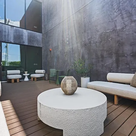 East Nash For 4 With Public Rooftop Near Dt Holiday home *