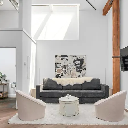 Center Stage Apartment *