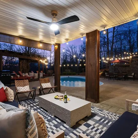 Retreat - Pool/hot Tub/karaoke/theatre + Holiday home
