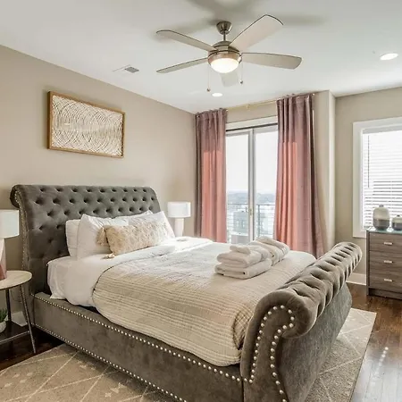 Stunning Skyline Manor - Rooftop Views