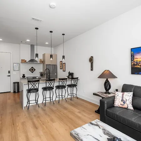 East Nash For 4 With Public Rooftop Near Dt Holiday home *
