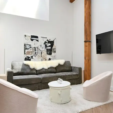 Apartment Center Stage *