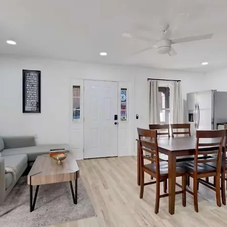 Spacious Duplex In Prime Location Holiday home Nashville