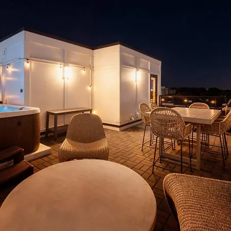 Holiday home Luxe Group With Hot Tub & Rooftop Lounge *