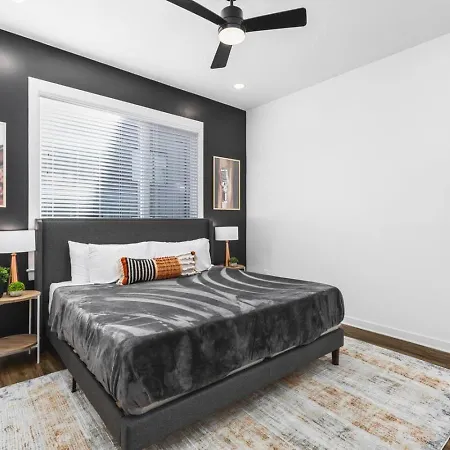Two Adjacent Homes Sleeps 24 Only 3 Miles To Broadway *