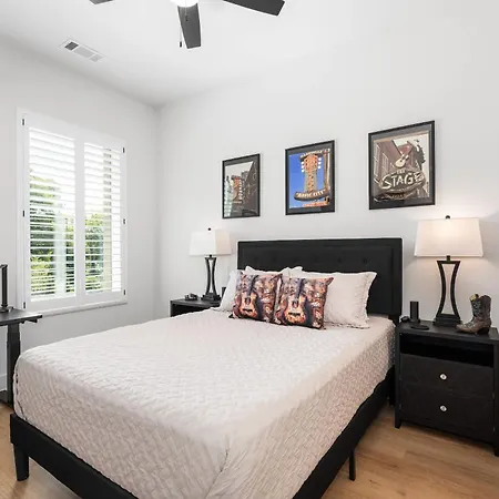 East Nash For 4 With Public Rooftop Near Dt Holiday home Nashville
