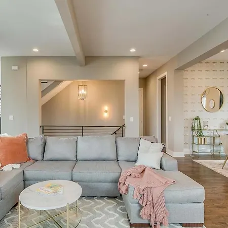 Stunning Skyline Manor - Rooftop Views Villa *