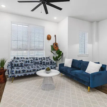 Holiday home Two Adjacent Homes Sleeps 24 Only 3 Miles To Broadway Nashville