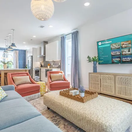 Holiday home Luxe Group With Hot Tub & Rooftop Lounge