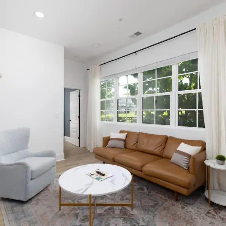 Only 3 Miles From Broadway Sleeps 16 Two Side By Side *
