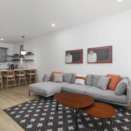 Sleeps 32 Only 10 Minutes To Broadway 4 Side By Side Holiday home *