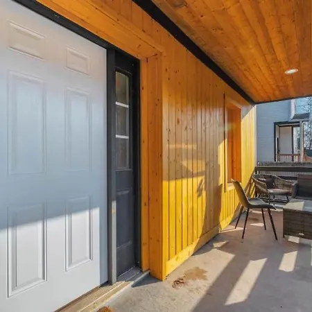 Spacious Duplex In Prime Location