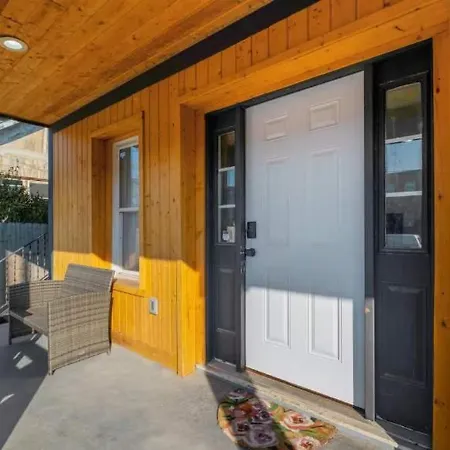 Spacious Duplex In Prime Location