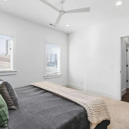 Two Neighboring Homes Sleeps 24 Walk To 12 South Holiday home Nashville