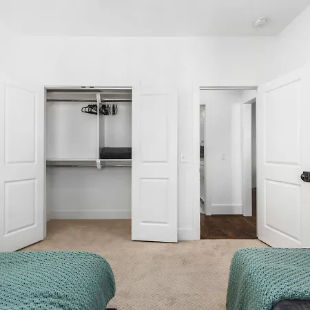 Two Neighboring Homes Sleeps 24 Walk To 12 South Nashville