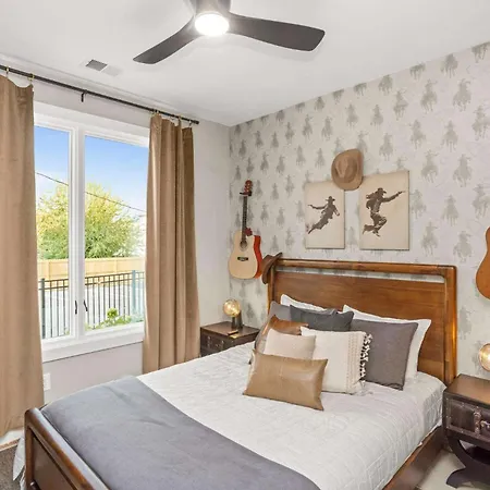 Luxury House In With Rooftop Deck Holiday home