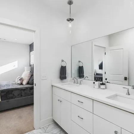 Two Neighboring Homes Sleeps 24 Walk To 12 South