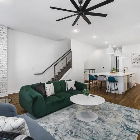 Holiday home Two Adjacent Homes Sleeps 24 Only 3 Miles To Broadway Nashville