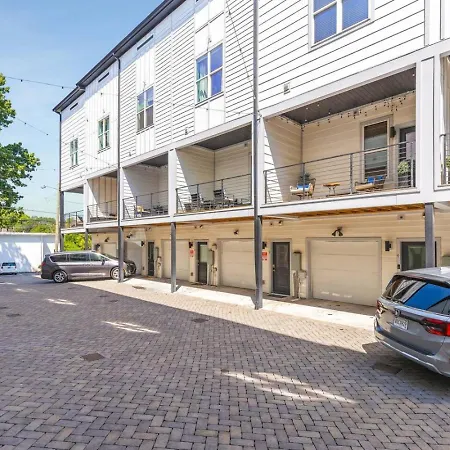 Walk To Vanderbilt And Belmont With Garage And Rooftop Deck Holiday home