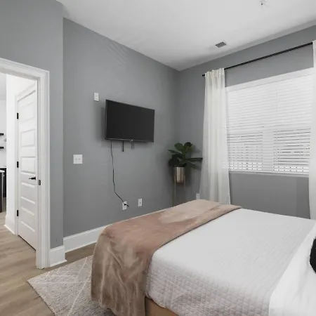 Only 3 Miles From Broadway Sleeps 16 Two Side By Side Holiday home *