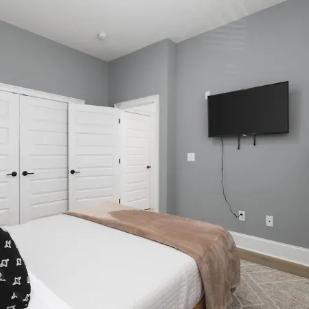 Only 3 Miles From Broadway Sleeps 16 Two Side By Side Holiday home Nashville