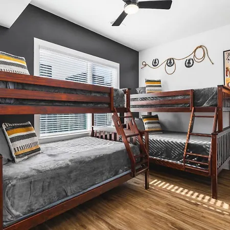 Holiday home Two Adjacent Homes Sleeps 24 Only 3 Miles To Broadway Nashville